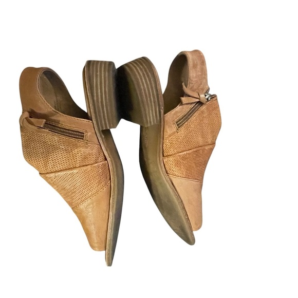 Sofft Women's Tan Open-Toe Sandals - Picture 7 of 12